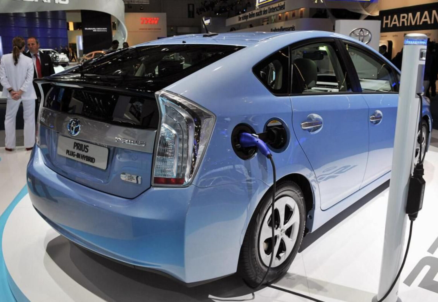 Chery 7 pro plug in hybrid. Тойота Приус гибрид. Тойота Приус электромобиль. Тойота Приус гибрид 2022. Toyota Prius Hybrid 2011.
