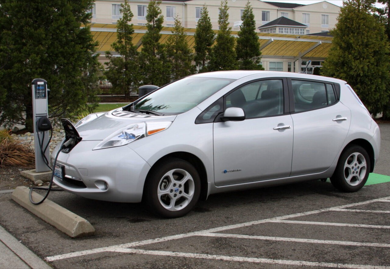 Nissan leaf. Nissan Leaf электромобиль. Японский электромобиль Nissan Leaf. Электрокар Ниссан Леаф. Ниссан риф электромобиль.