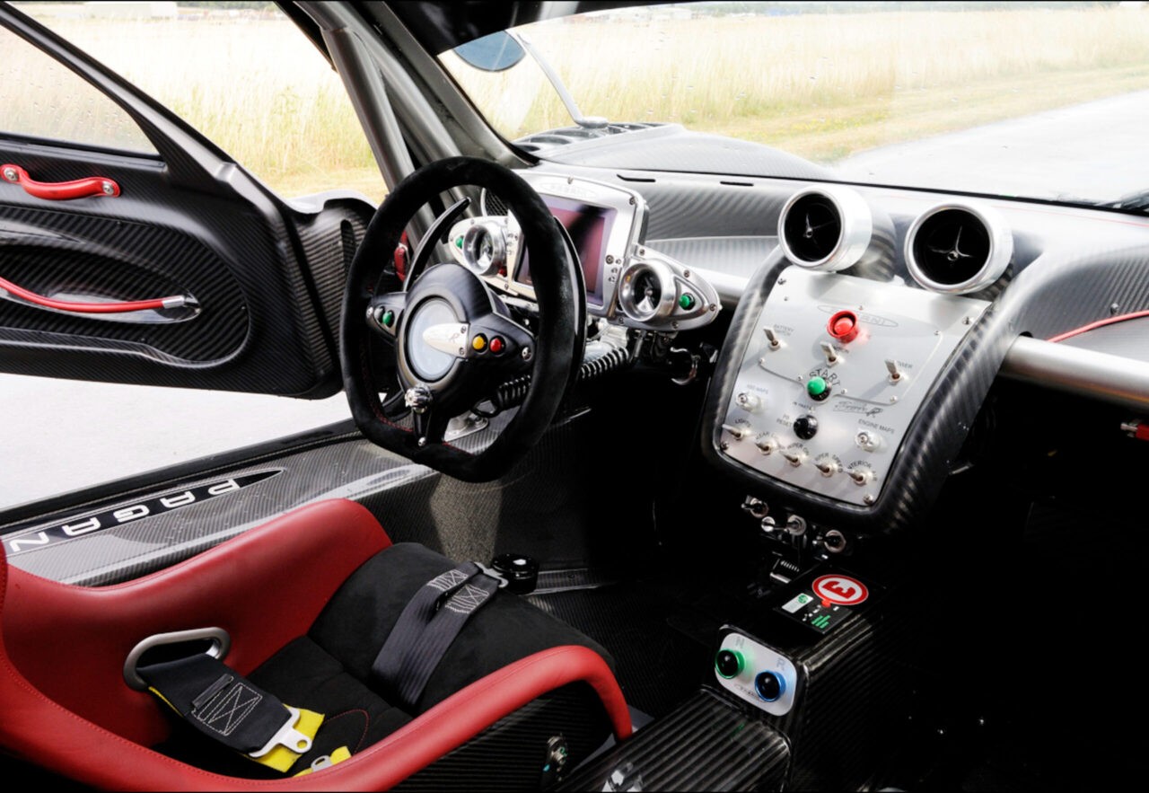 Обзор r. Pagani Zonda r салон. Pagani Zonda r Interior. Pagani Zonda Revolucion салон. Pagani Zonda 2008 салон.