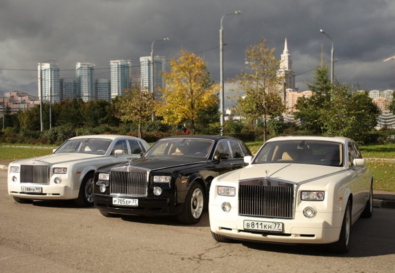 Роллс россия. Роллс Ройс в Москве. Кортеж Роллс Ройс. Свадебный кортеж Rolls Royce. Rolls Royce Phantom кортеж.
